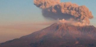 Volcán entra en erupción en una isla de Japón