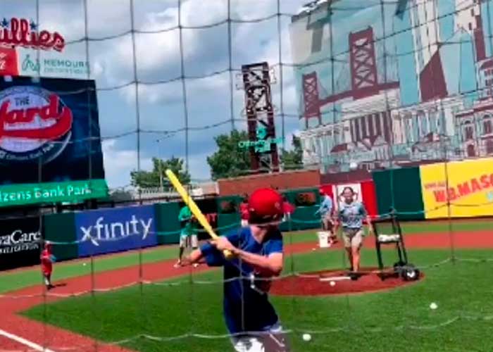 ¡Una inspiración para todos nosotros! Niño que juega béisbol sin un brazo