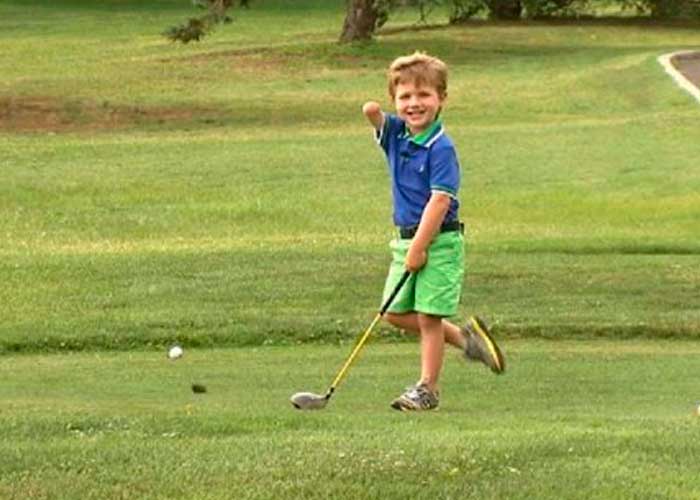 ¡Una inspiración para todos nosotros! Niño que juega béisbol sin un brazo