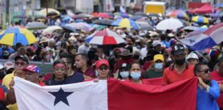 Gremios de docentes extienden paro en Panamá