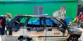 Managua: Totalmente inservible terminó un taxi luego de incendiarse