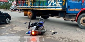 Motociclistas impactan contra una rastra y resultan lesionados en Juigalpa