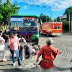 Busero se tira luz roja de semáforo e impacta a motociclista en Managua