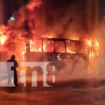 Bus en combustión en la zona de Metrocentro, Managua