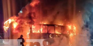 Bus en combustión en la zona de Metrocentro, Managua