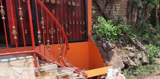 Escena del accidente que afectó una vivienda en Managua