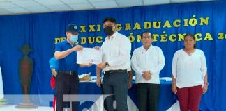 Graduación en Tecnológico Simón Bolívar en honor a la cruzada de alfabetización