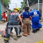 Rescate de un joven que cayó en un manjol de un barrio de Managua