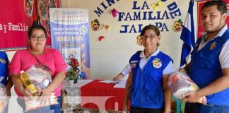 Entrega de paquetes alimenticios para mujeres partos múltiples en Jalapa