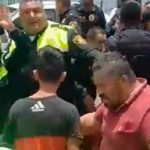 Pelea campal entre policías de tránsito y motociclistas en México (Video)