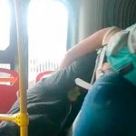 Hasta "por debajo de la lengua" se dieron dos mujeres por silla en el bus