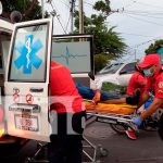 Motociclista directo al hospital al ser impactado por un carro en Managua