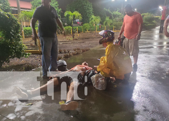 Peatón y motociclista resultan lesionados tras sufrir accidente en Managua