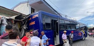 Le fallan los frenos e impacta contra negocio del Mercado Municipal de Juigalpa