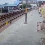 ¡Se burló de la muerte! Mujer se salva de ser arrollada por tren 2 veces (VIDEO)