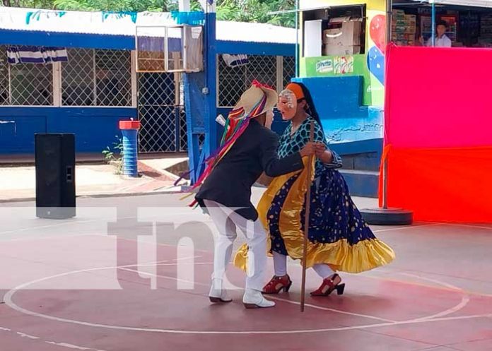 Estudiantes muestran sus destrezas en festival de bailes folclóricos