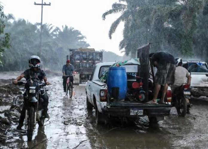 El Salvador declara alerta roja por llegada de la tormenta tropical Julia