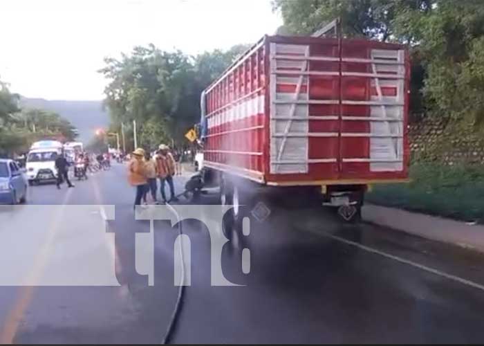 Bomberos intervienen oportunamente y evitan que un camión se incendie en Ocotal