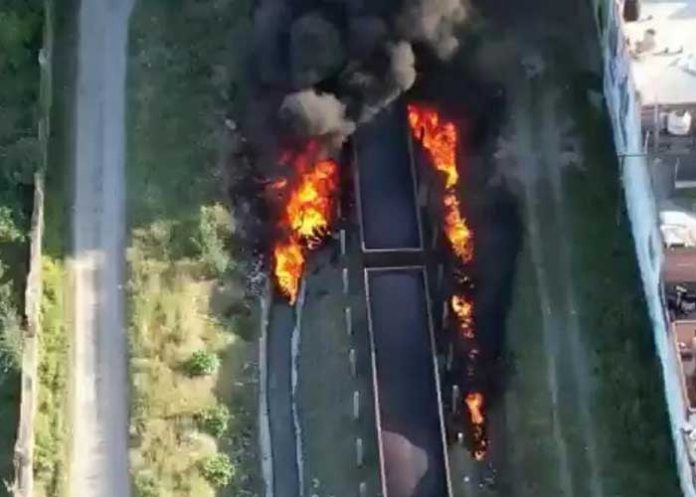 Foto: Pipa con combustible explota en México luego de ser impactada por un tren (VÍDEO)