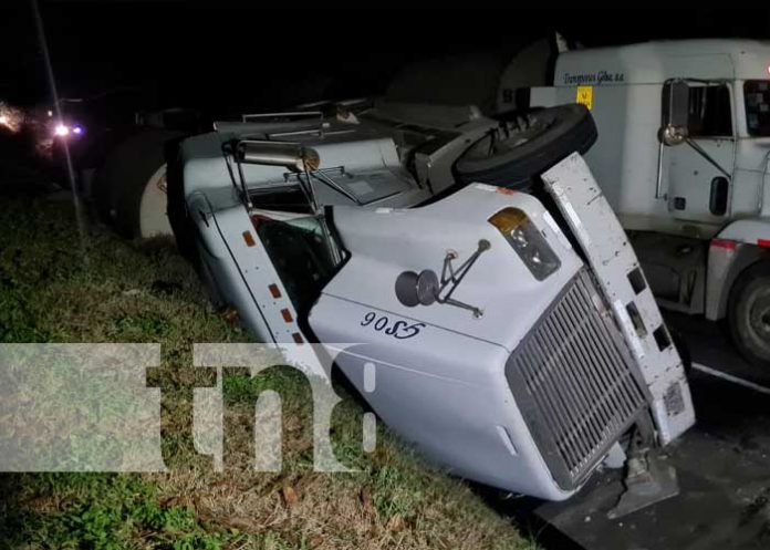 Pipa que transportaba búnker termina volcada en la Carretera Nueva a León