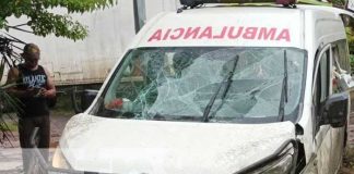 Conductor de ambulancia pierde el control e impacta contra un poste en Juigalpa