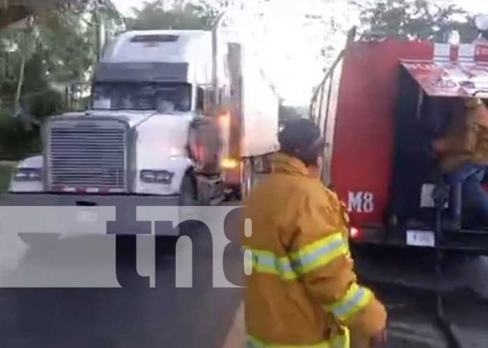 Bomberos intervienen oportunamente y evitan que un camión se incendie en Ocotal