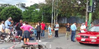 Universitarias impactan contra un taxi en Managua