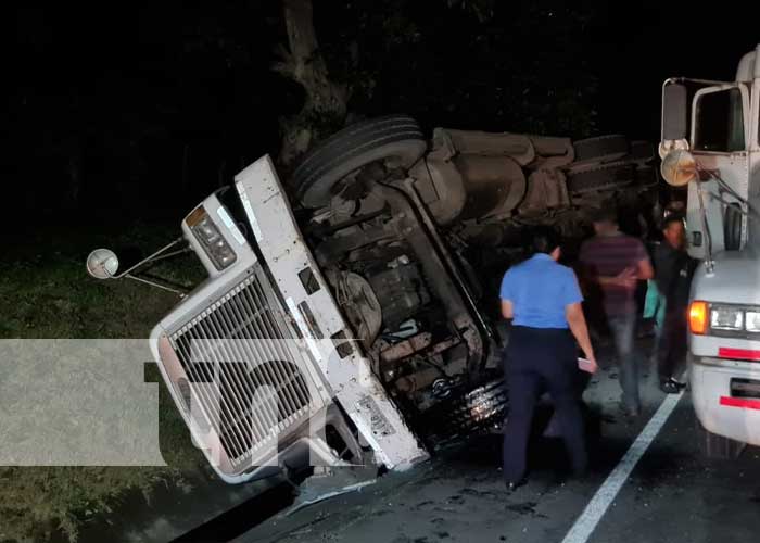 Pipa que transportaba búnker termina volcada en la Carretera Nueva a León