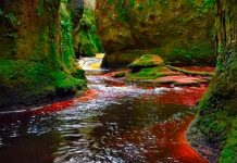 El 'Púlpito del Diablo': Río en Escocia tiene el color de la sangre