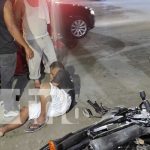 Motociclista resulta con una pierna fracturada tras tirarse una señal de Alto