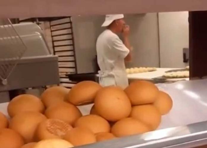 Graban a panadero lamiendo la masa antes de meterla al horno (Video)