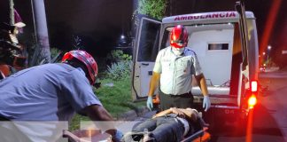 Motociclista queda gravemente lesionado tras estrellarse en un bulevar en Managua