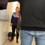 Mujer sorprende a profesora y la agrede delante de alumnos 