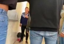 Mujer sorprende a profesora y la agrede delante de alumnos 