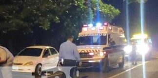 Tres lesionados en choque de motocicleta contra carretón en Granada