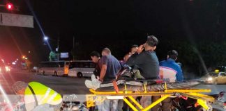 Giro indebido provoca colisión entre dos motociclistas en Managua