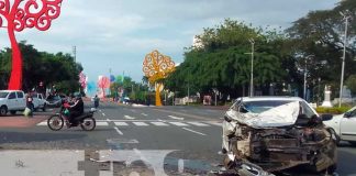 ¡Se dan con todo! Bus y taxi chocan de forma brutal en Managua