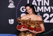 Tremendo baile: Rosalía le baila a Rauw Alejandro en los Latin Grammy