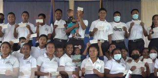 Estudiantes de la Escuela Normal de Bilwi reciben el bono solidario