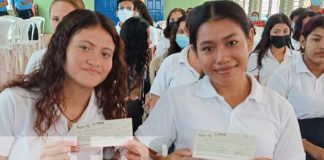 Entrega de bonos económicos a bachilleres de Managua