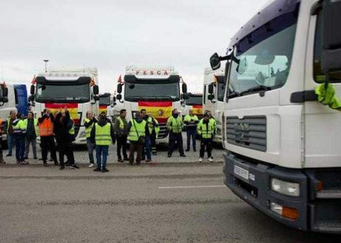 Sector transportista en España anuncia paro indefinido