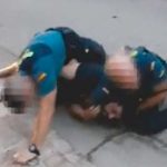 Agentes de la Policía de España matan brutalmente a un hombre (VIDEO)