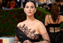 Katy Perry presume sus 'curvas impacto'