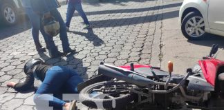 Se le "van las llantas" a motociclista por esquivar a un taxista en Managua