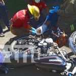 Ciudadano sufre al quedar con su pie atrapado en los rayos de su moto en Managua