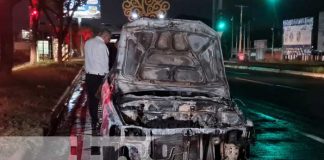 Foto: Taxi se convierte en chatarra tras incendiarse en las cercanías del Dancing, en Managua / TN8