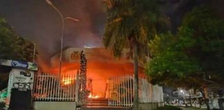 Manifestantes incendian edificios públicos en Bolivia