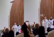 En video quedó captado como el niño Dios bajó del cielo en una iglesia