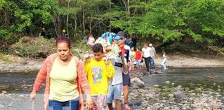 Fieles católicos participan en la purísima acuática en el Cañón de Somoto