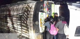 Foto: Bus de transporte colectivo se da vuelta con 65 pasajeros en Matiguás / TN8